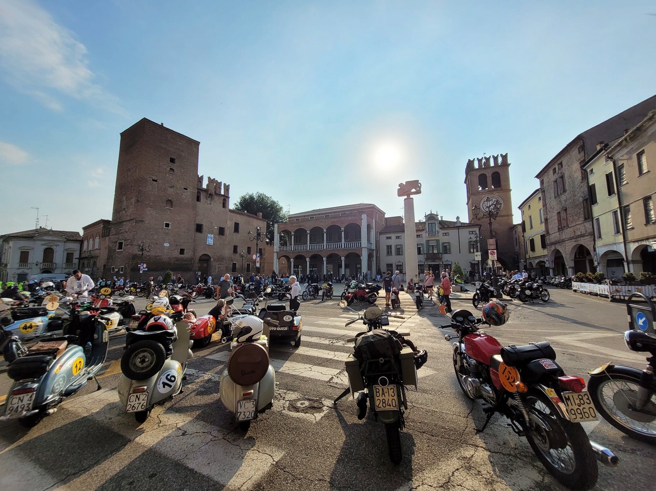 CARTOLINE D’ITALIA DALLA “MILANO TARANTO”: 37° RIEVOCAZIONE STORICA PER MOTO D’EPOCA. CON TANTE VESPA, GILERA E MOTO GUZZI VINTAGE