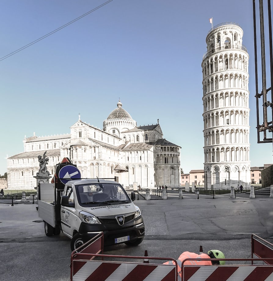 A PISA, I PORTER NP6 DI AVR PER LA MANUTENZIONE DELLE STRADE NELLA CITTÀ DELLA TORRE PENDENTE