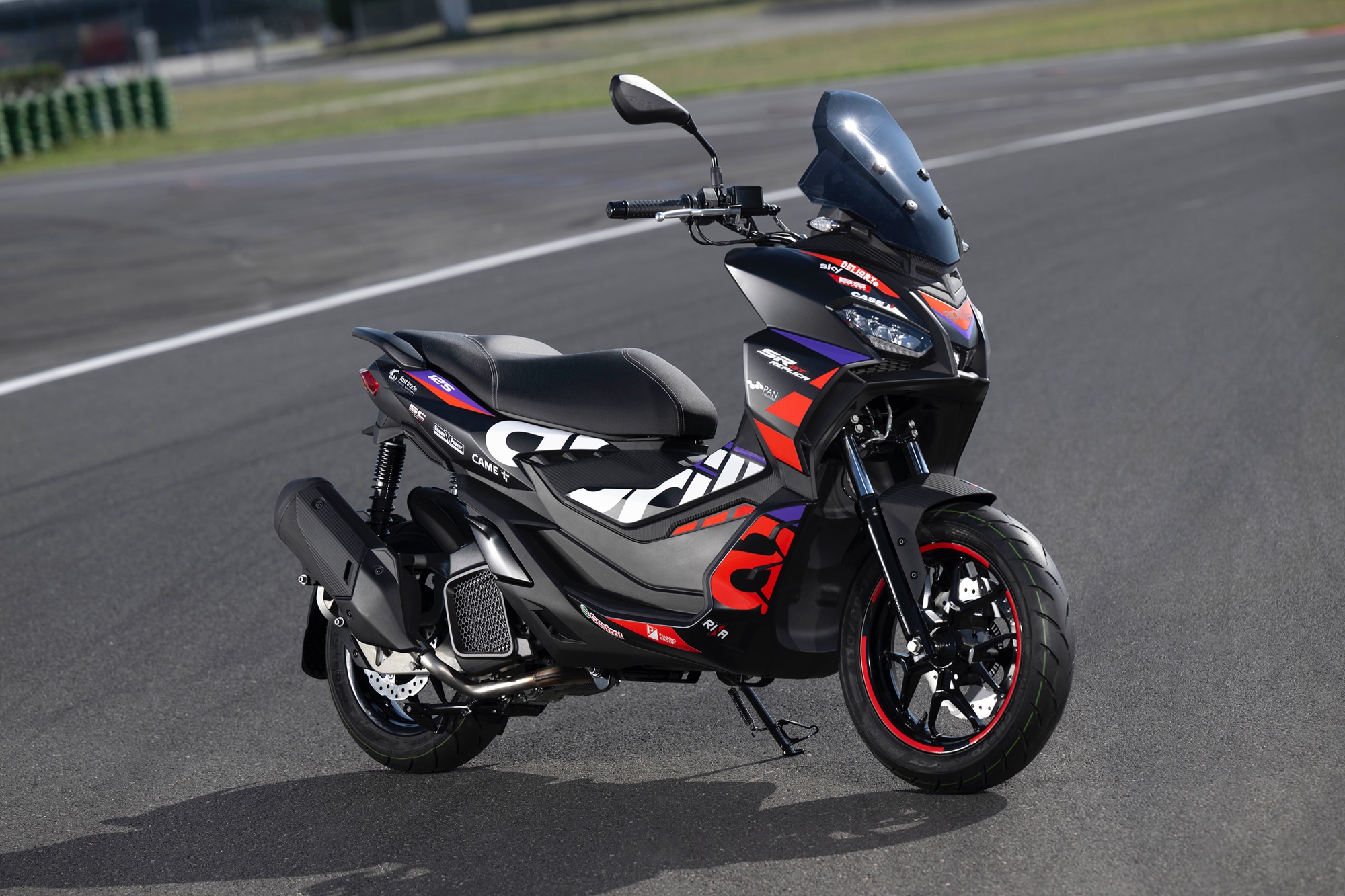 APRILIA SR GT REPLICA 2024: THE SPORTIEST VERSION OF THE APRILIA “URBAN ADVENTURE” SCOOTER IS REVAMPED