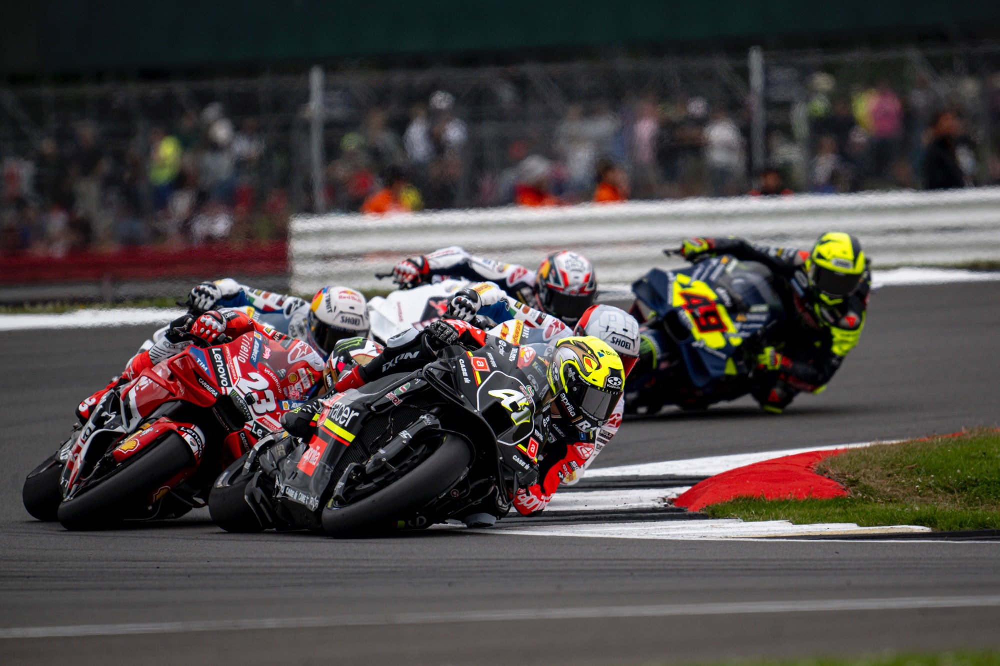 GARA IN SALITA PER APRILIA RACING A SILVERSTONE: ESPARGARÓ MIGLIOR APRILIA AL TRAGUARDO CON UN SESTO POSTO, VIÑALES TREDICESIMO