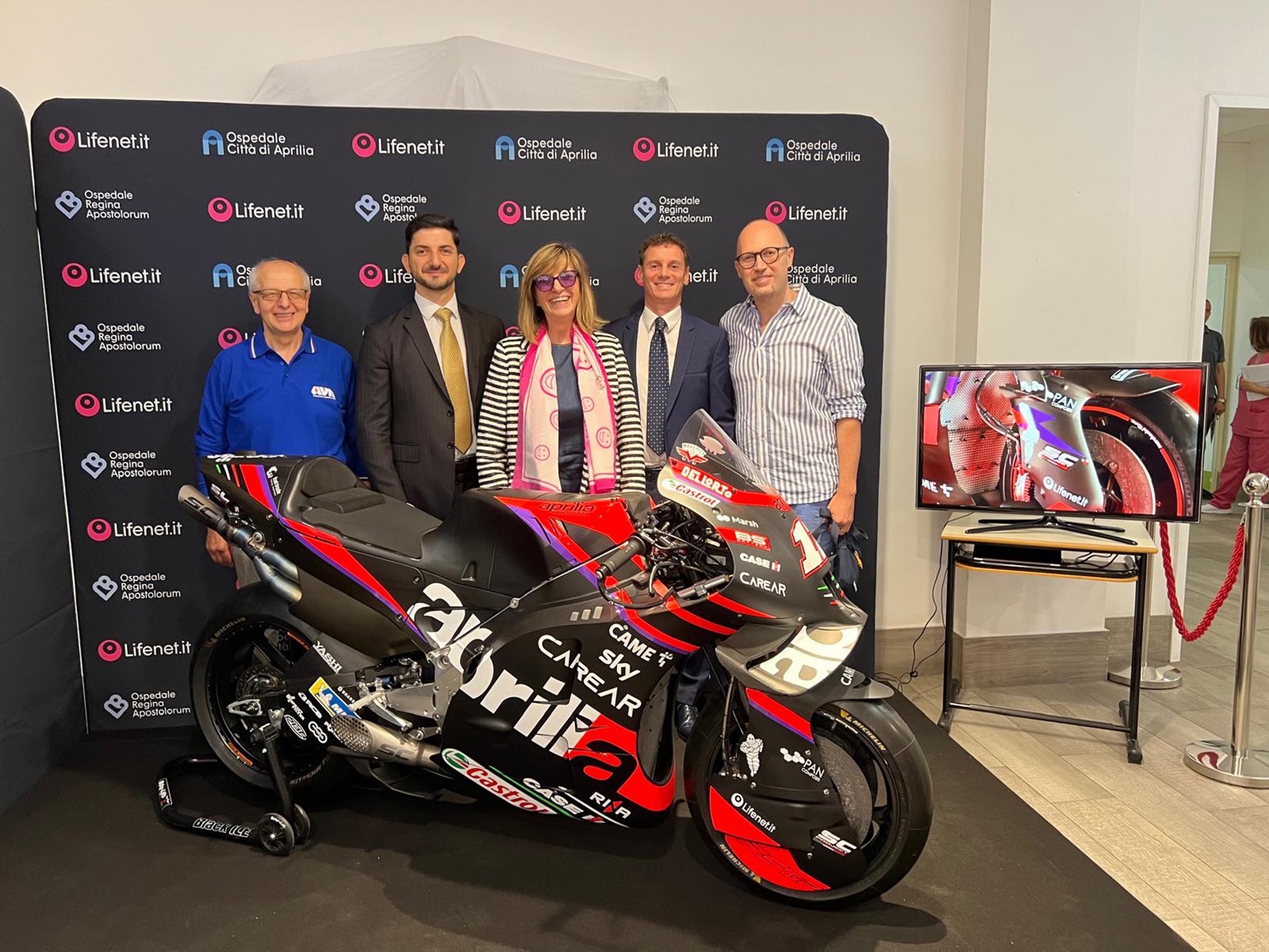 LA MOTO UFFICIALE RS-GP24 DI APRILIA RACING ESPOSTA ALL’OSPEDALE REGINA APOSTOLORUM DI ALBANO LAZIALE