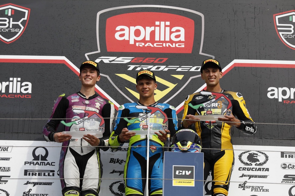 TROFEO APRILIA RS 660: LOTTA APERTA PER IL TITOLO