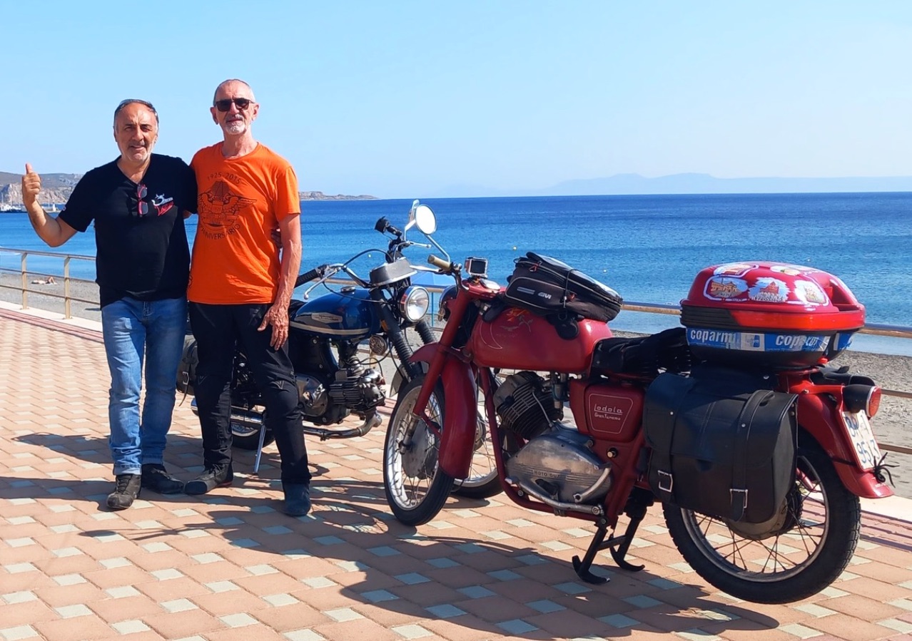 C’E’ UNA MOTO GUZZI LODOLA IN VIAGGIO VERSO GAVDOS, GRECIA: LA GUIDA LUCIANO LOIZZO, MOTOCICLISTA “VINTAGE STYLE”