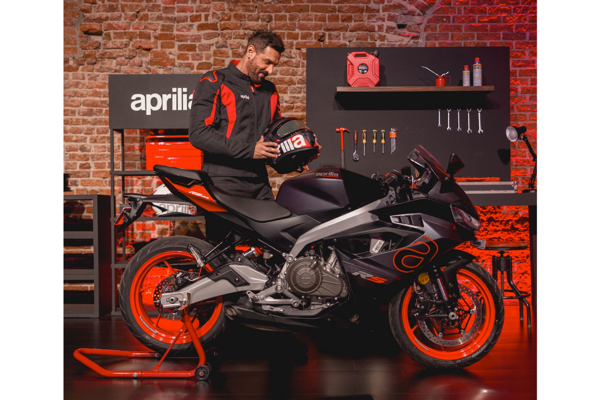 APRILIA “ACCENDE” LA CULTURA DELLE MOTO SUBERBIKE IN INDIA CON LA NUOVA E POTENTE LINE-UP E IL BRAND AMBASSADOR JOHN ABRAHAM